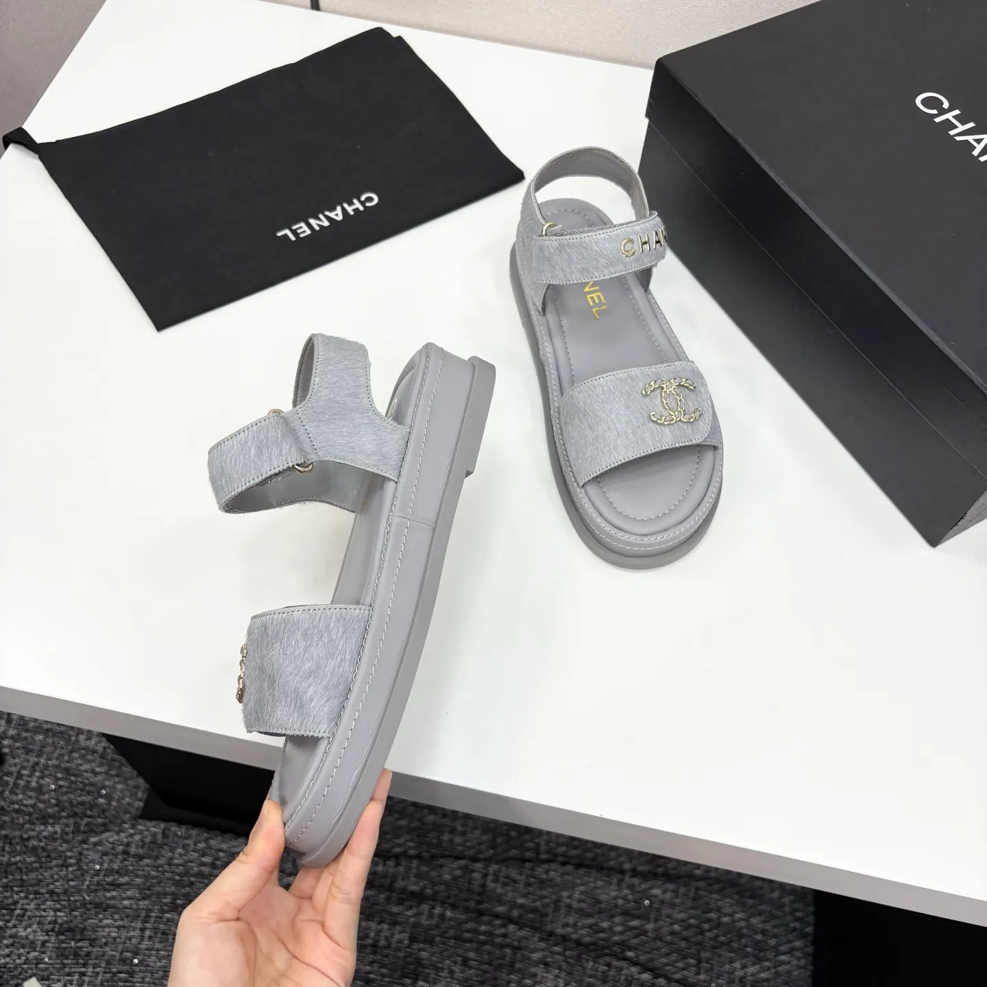 👟👟Ex-factory price 560👟👟Chanel Chanel's new early autumn thick-soled sandals are popular on catwalks on major social platforms. One of the most popular sandals at the moment. Soft and comfortable on the feet. Horsehair upper imported from Italy. Sheepskin feet. Original molded outsole Size: 35-40 (41 customized)